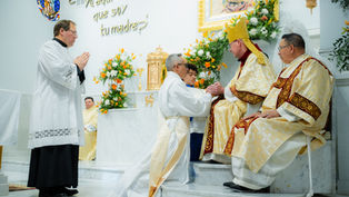 “Dios siempre me estuvo llamando”: El arzobispo James ordena a un nuevo sacerdote hispano en el Santuario de Nuestra Señora de Guadalupe 