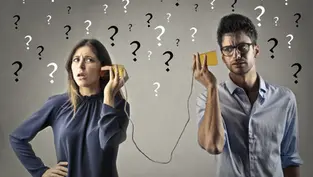 Dos personas usan teléfonos de lata, luciendo confundidas. Fondo gris con signos de interrogación. Ella lleva camisa azul, él camisa clara.