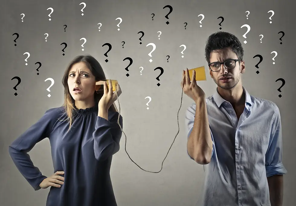 Dos personas usan teléfonos de lata, luciendo confundidas. Fondo gris con signos de interrogación. Ella lleva camisa azul, él camisa clara.