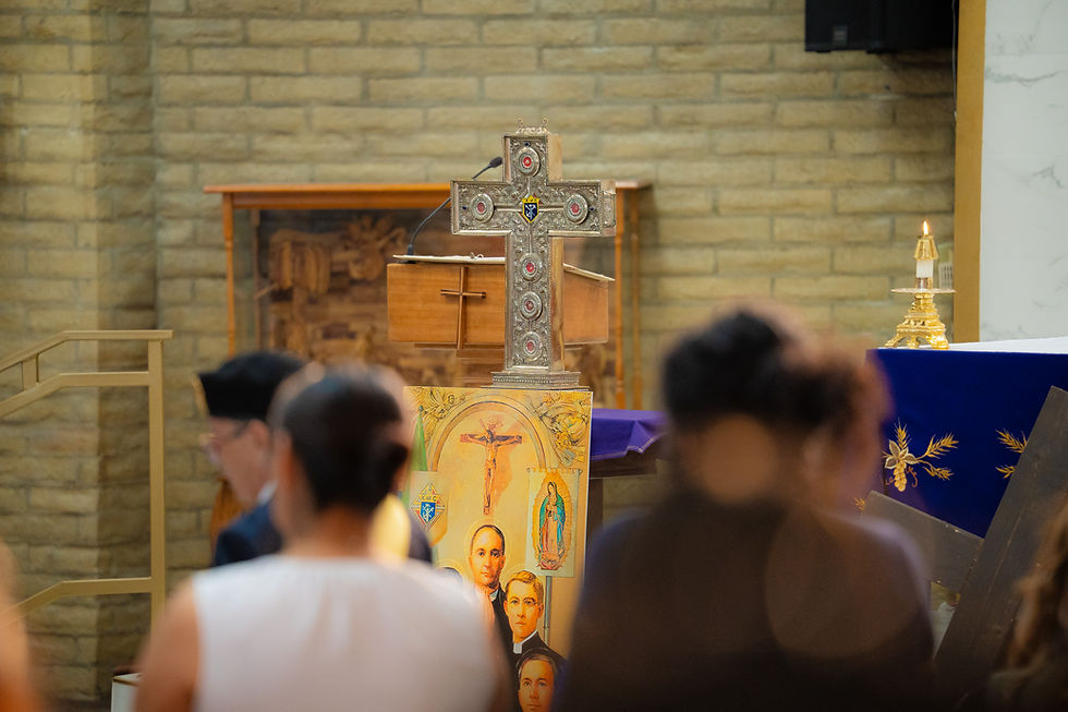 Fieles de las parroquias Queen of Peace y St. Cajetan honraron y recordaron a seis mártires cristeros mexicanos, venerando la reliquia que contiene fragmentos óseos de cada uno de ellos. (Foto: Juan Andrés Coriat / El Pueblo Católico)