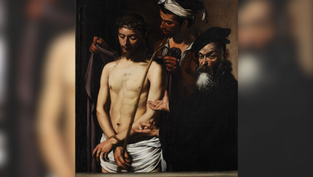 Tres hombres. Uno coronado de espinas, otro con vara apunta al torso, y un tercero con barba observa. Fondo oscuro; ambiente solemne.