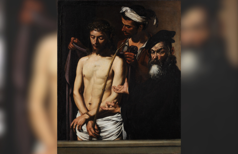 Tres hombres. Uno coronado de espinas, otro con vara apunta al torso, y un tercero con barba observa. Fondo oscuro; ambiente solemne.