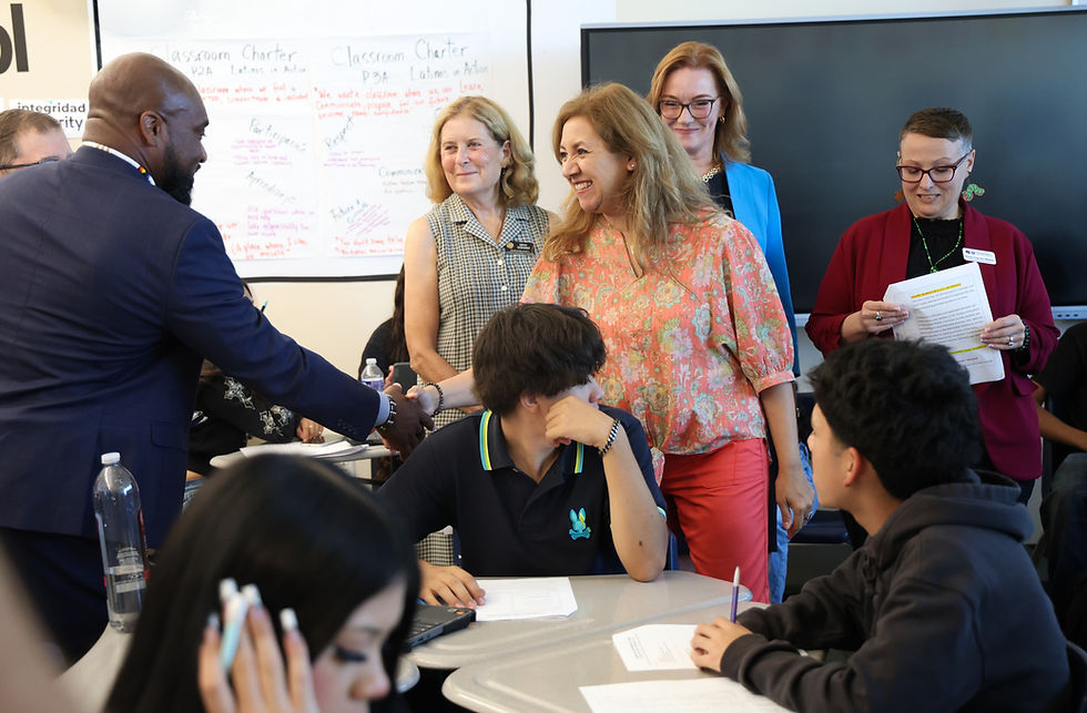 El 3 de septiembre, Viviana Martínez, de la preparatoria Vista PEAK, fue sorprendida en su salón de clases por representantes estatales con la noticia de que ha sido nominada para el premio Maestro del Año 2027. (Foto proporcionada)
