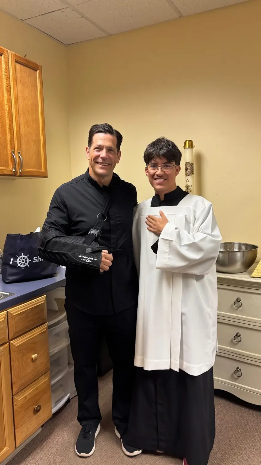 Francisco Ávila tuvo el privilegio de conocer al padre Mike Schmitz durante su visita a la parroquia de Francisco. (Foto proporcionada)