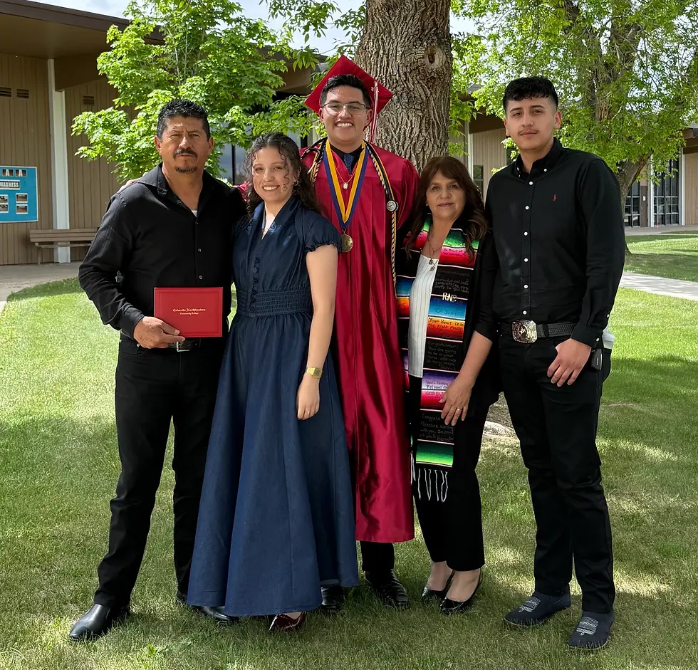David López Gutiérrez, al centro, fotografiado con su familia en su graduación. (Foto proporcionada)