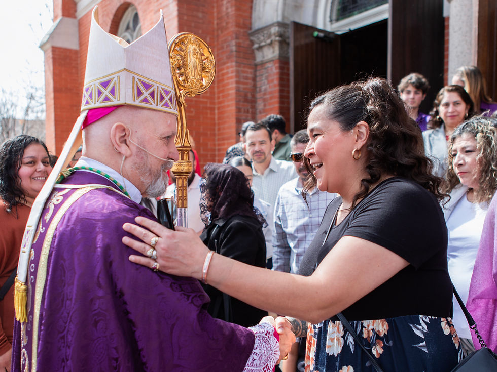 El arzobispo de Denver, Samuel J. Aquila, visitó la Parroquia Annunciation en Denver, su última visita parroquial como arzobispo de Denver. (Foto de Olivia Britt/El Pueblo Católico)