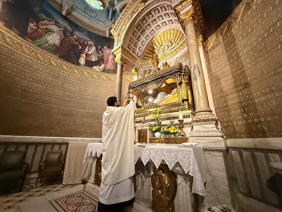 El padre Trevor Lontine celebra la Misa ante la tumba de san Juan Vianney en Ars, Francia, durante una peregrinación reciente. (Foto proporcionada)