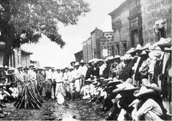 Soldados cristeros marchan hacia la batalla durante la Guerra Cristera en México. Crédito: Desconocido, dominio público, vía Wikimedia Commons.