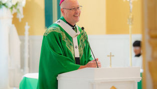 Un pastor entre su pueblo: El arzobispo James visita la comunidad hispana de St. Joseph 