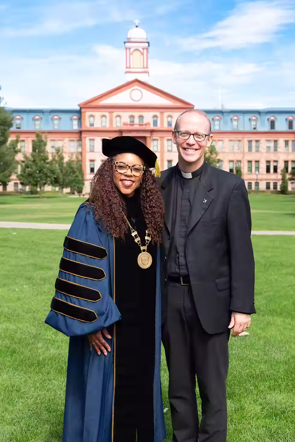 La Dra. Shawna Cooper Whitehead sonríe junto al padre Andrew Kirschman, SJ, provincial de la Provincia Central y del Sur de Estados Unidos de la Compañía de Jesús, tras la ceremonia de investidura presidencial. (Foto cortesía de la Universidad Regis)