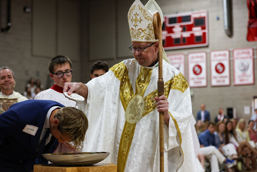 El arzobispo de Denver, James Golka, ha estado muy activo en sus primeras semanas como pastor del norte de Colorado, visitando la preparatoria Regis Jesuit y otras escuelas, donde celebró Misa y convivió con las comunidades estudiantiles. (Foto: Preparatoria Regis Jesuit)