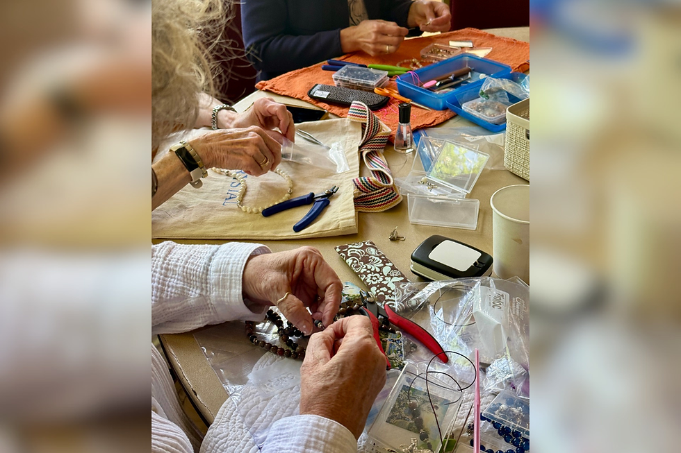 Los voluntarios del Equipo del Rosario elaboran rosarios para apoyar la labor del ministerio de llegar a las personas mayores en residencias asistidas de todo el país. (Foto proporcionado)
