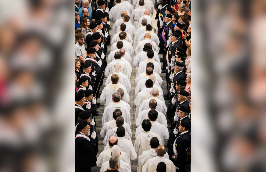 Cientos de sacerdotes entraron en procesión a la Misa de instalación del arzobispo James Golka, celebrada el 25 de marzo. (Foto de Grant Whitty/El Pueblo Católico)