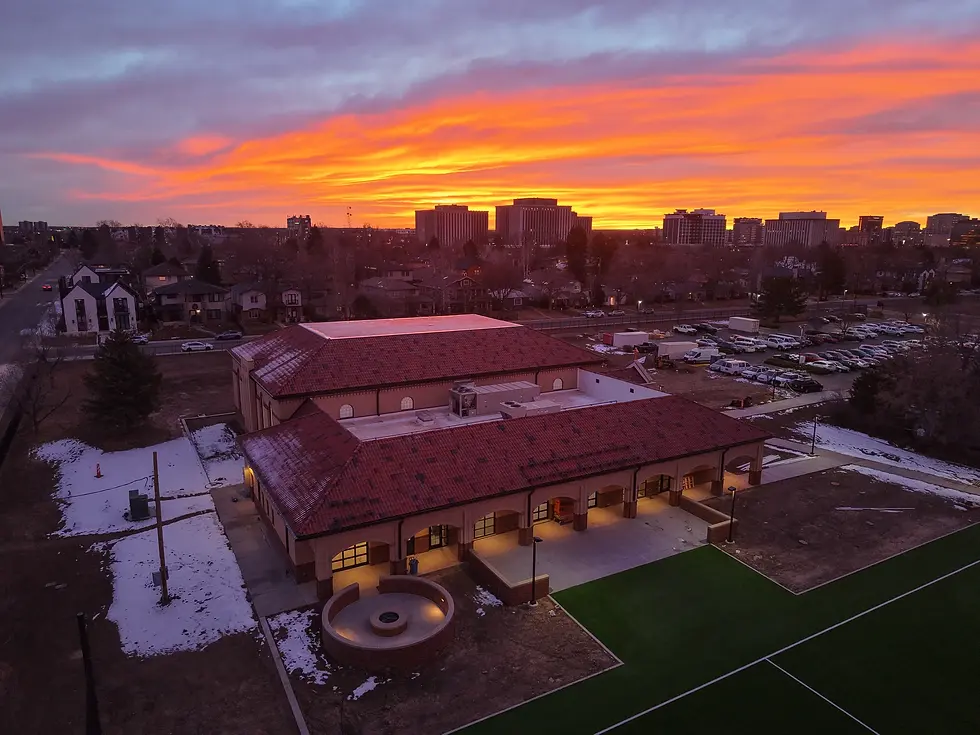 El sol sale sobre el Centro Monsignor Glenn, recién terminado y bendecido, un centro recreativo para seminaristas del seminario St. John Vianney en Denver. (Foto cortesía de Horizon West Builders)