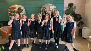 Alumnas de la escuela católica Sts. Peter and Paul donan más de 250 pulgadas de cabello durante la Cuaresma