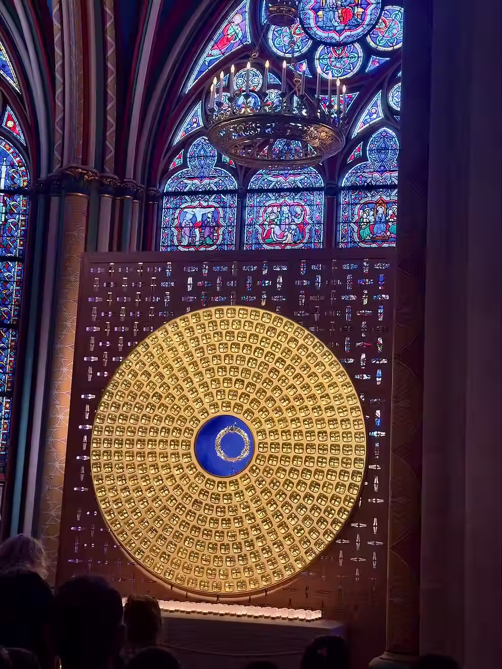 La corona de espinas expuesta en Notre Dame de París. (Foto de Allison Auth)