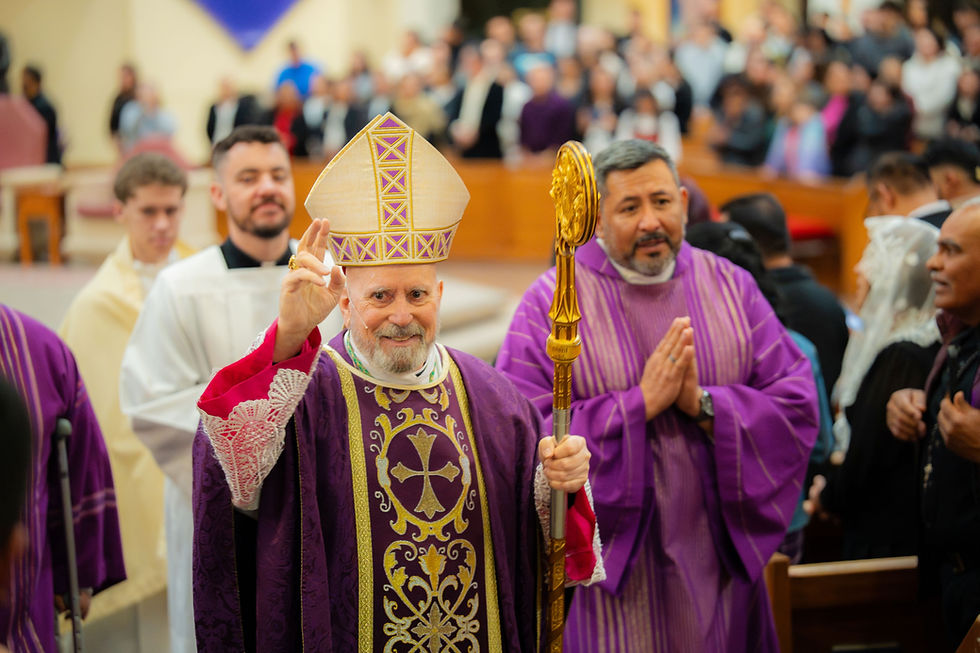 El arzobispo Samuel J. Aquila saluda a los feligreses al final de una Misa de agradecimiento en la parroquia Queen of Peace de Aurora. (Foto de Juan Andrés Coriat)