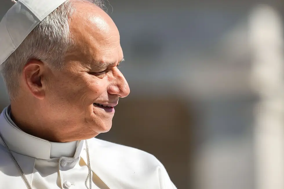 El papa León XIV sonríe mientras saluda a visitantes y peregrinos desde el papamóvil, recorriendo la Plaza de San Pedro en el Vaticano antes de su audiencia general semanal, el 20 de mayo de 2026. (Foto CNS/Lola Gómez)