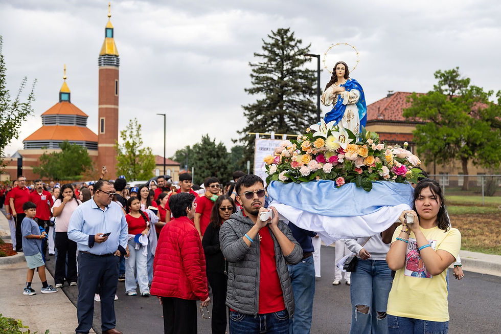 Al finalizar la primera Jornada Mariana en la Arquidiócesis de Denver, los fieles caminaron juntos en procesión, unidos en oración y devoción a la Virgen María. (Foto: André Escaleira, Jr./El Pueblo Católico)