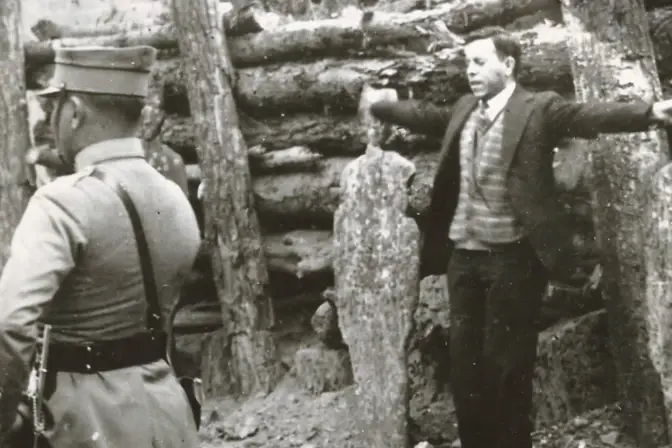 Beato P. Miguel Agustín Pro, mártir durante la Guerra Cristera en México, con los brazos extendidos en cruz antes de ser fusilado el 23 de noviembre de 1927. | Crédito: Desconocido, dominio público, vía Wikipedia.