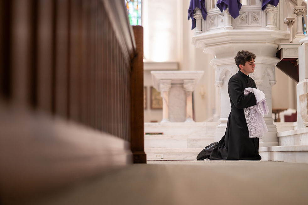 Un hombre de rodillas, vestido de negro, sostiene tela blanca en una iglesia luminosa. Ambiente solemne, tonos claros predominan.