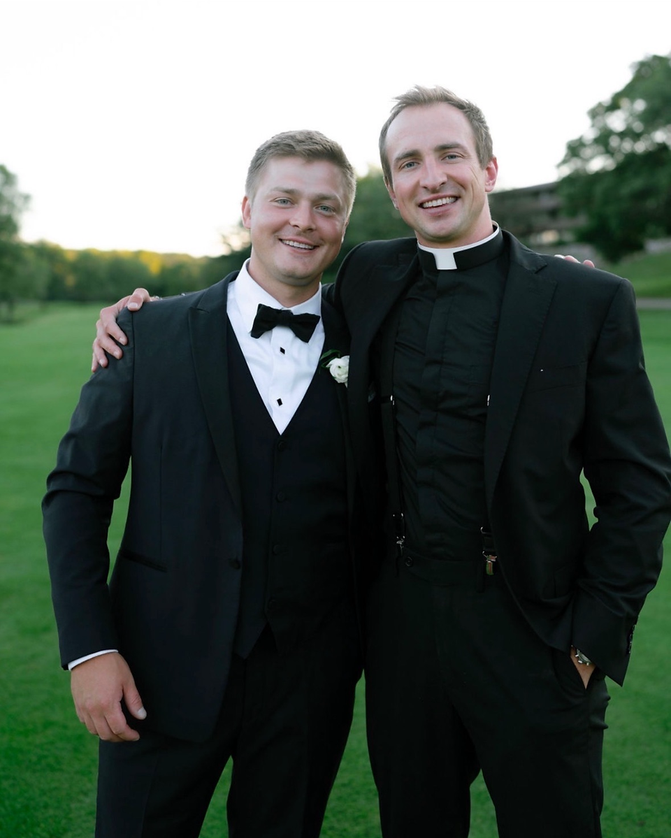Will Ives sonríe con uno de sus mejores amigos antes de la boda de su amigo.
