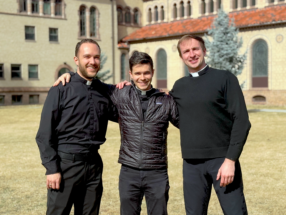 Dominic Borchers, Tommy Myers y Will Ives, seminaristas del Seminario Teológico St. John Vianney en Denver, discernieron su vocación a través de su trabajo en distintos apostolados católicos. (Foto de El Pueblo Católico)