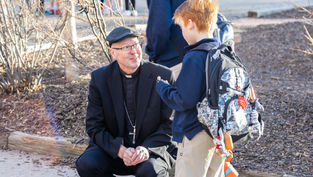 FOTOS: El arzobispo designado James visita la escuela católica St. Vincent de Paul en su primera visita oficial a Denver