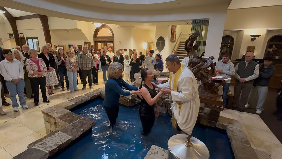 Ceremonia de bautismo en una iglesia: sacerdote bendice a una mujer en una fuente azul mientras la comunidad observa.