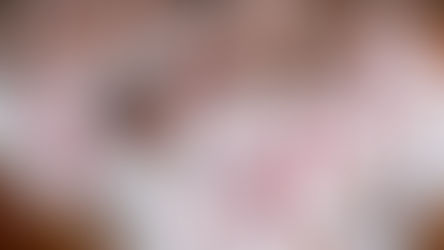 Hombres mayores con túnicas blancas y estolas rojas, sentados en silencio en una iglesia, con gesto solemne.