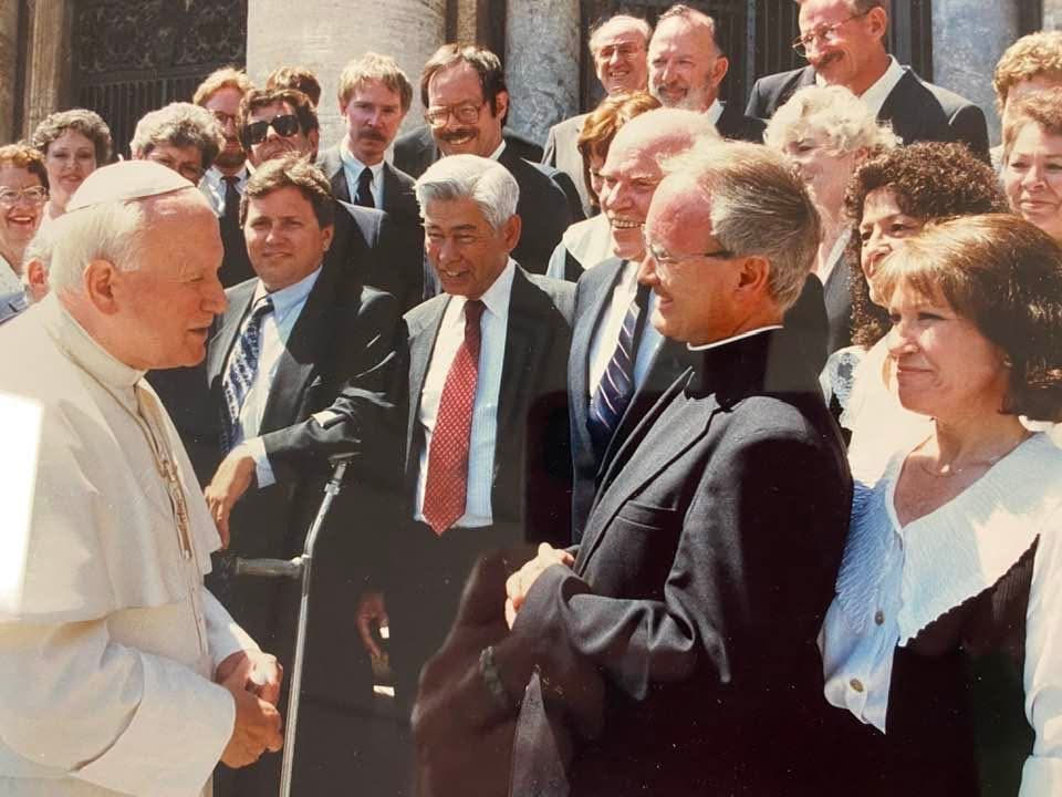 Monseñor Ken Leone se reúne con el papa san Juan Pablo II durante una visita parroquial a Roma. (Foto cortesía de la página de Facebook de Ellen Molina)