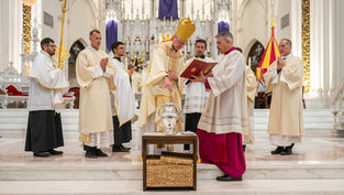 Arzobispo James anima a los sacerdotes de la arquidiócesis en la primera Misa Crismal anual