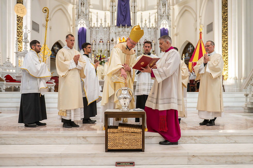 El arzobispo de Denver, James Golka, vierte la esencia del crisma en aceite de oliva antes de rezar la oración de consagración sobre lo que se convertirá en el santo crisma durante la Misa Crismal anual en la Catedral Basílica de la Inmaculada Concepción. (Foto por Anya Semenoff)