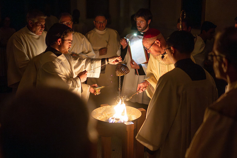 El arzobispo James Golka enciende el incienso con el fuego pascual —que simboliza la luz de la Resurrección de Cristo— tras una oración y bendición sobre el fuego, al inicio de la Vigilia Pascual en la Catedral Basílica de la Inmaculada Concepción en Denver. (Foto de Dan Petty)