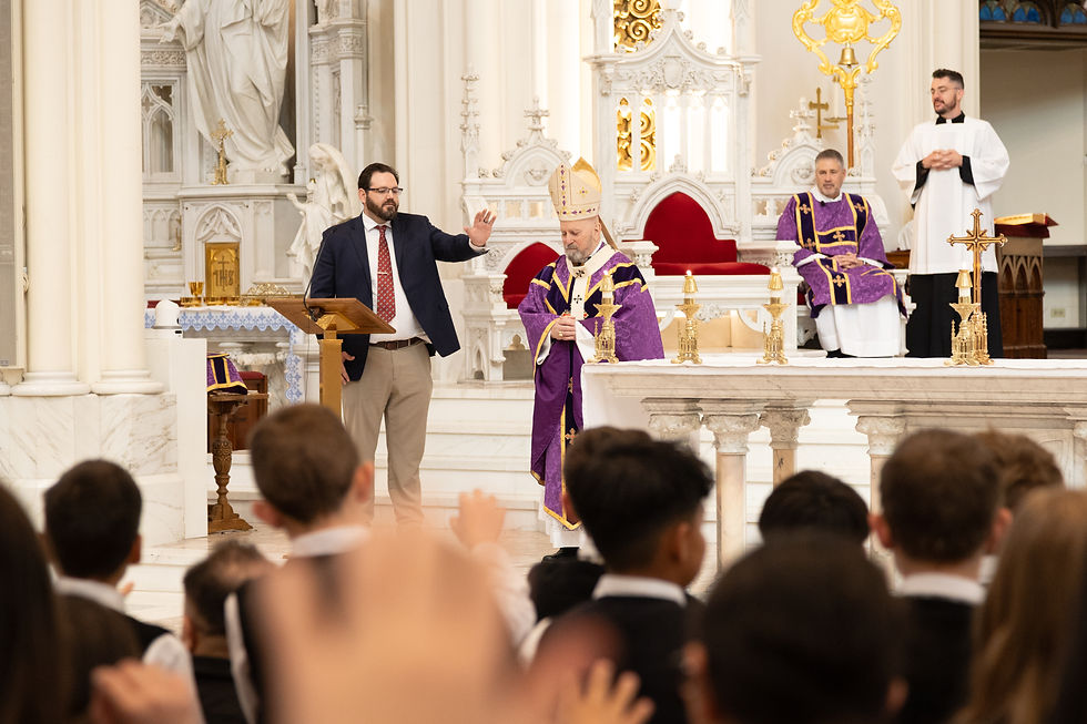 Un obispo en púrpura oficia en un altar dorado dentro de una iglesia, rodeado de asistentes. Ambiente solemne y reverente.