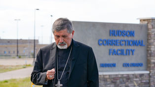 Obispo Jorge Rodríguez y representantes del Vaticano rezan el rosario frente a centro de detención de ICE en Hudson