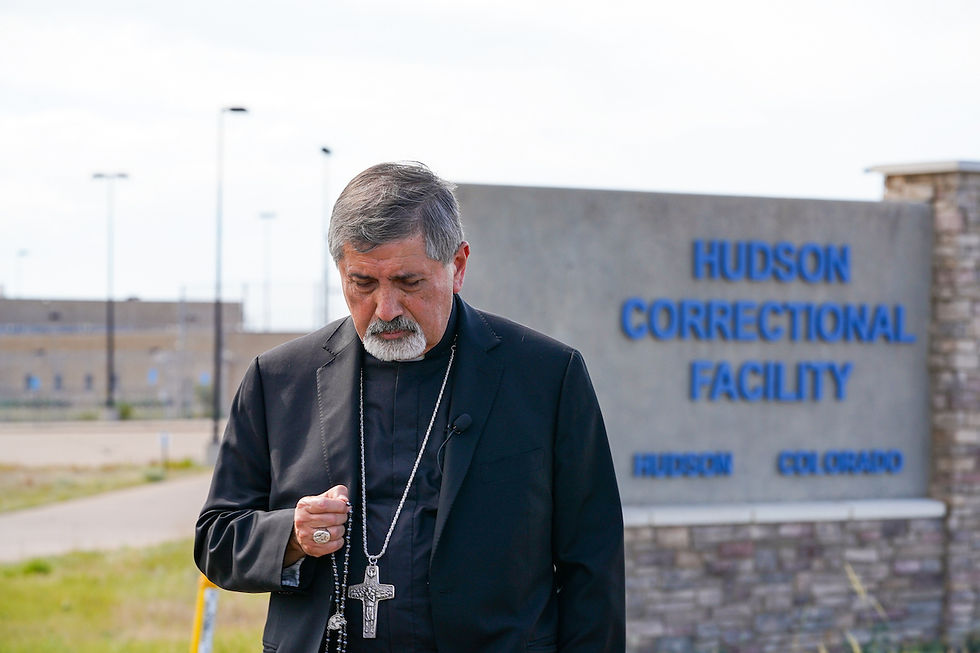 El obispo auxiliar de Denver, Jorge Rodríguez, reza el Rosario frente al Centro Correccional de Hudson, que reabrirá como centro de detención para el Servicio de Inmigración y Control de Aduanas de los Estados Unidos (ICE). (Foto de Joe Donelson/El Pueblo Católico)