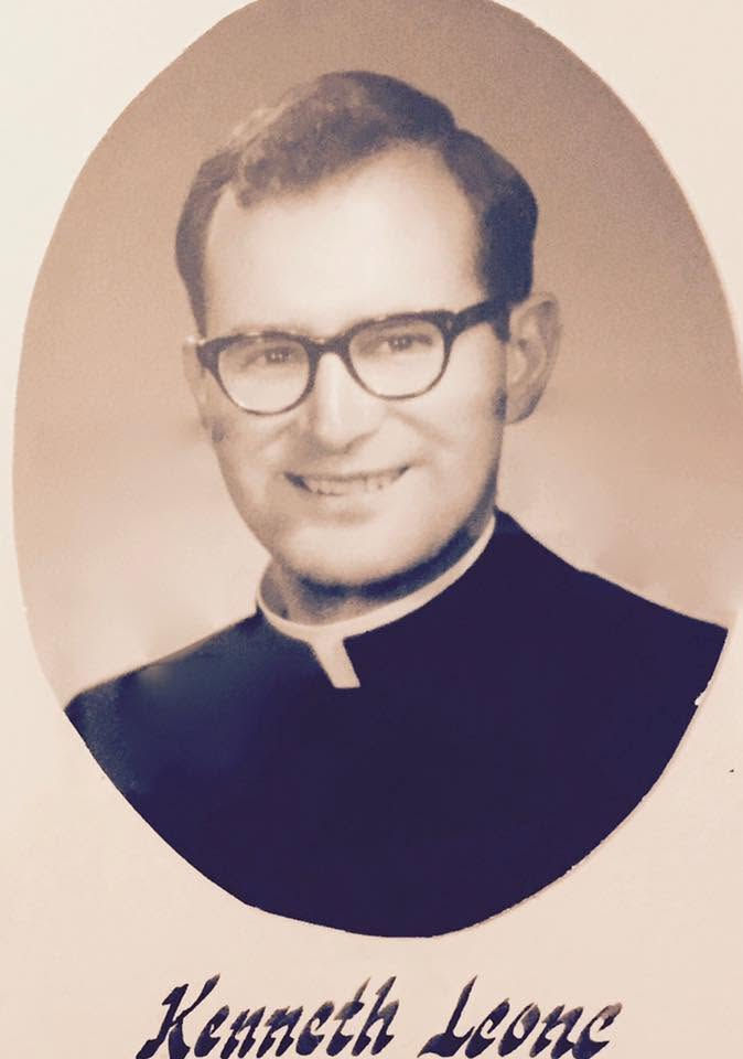 Una fotografía del recién ordenado padre Ken Leone, colgada en el pasillo del Seminario St. John Vianney. (Foto cortesía de la página de Facebook del Seminario St. John Vianney)