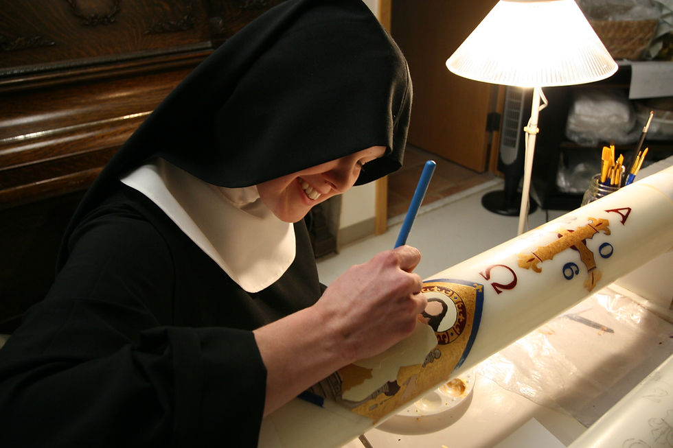 Una monja Walburga trabaja en un Cirio Pascual, que será bendecido y consagrado en la Vigilia Pascual. Estos cirios sagrados arden en las liturgias de la Pascua, en bautizos y funerales, como símbolo de la luz de Cristo, incluso en la oscuridad. (Foto proporcionada)