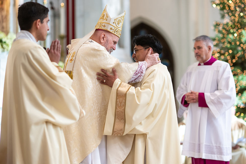 Obispo y sacerdote abrazándose en una ceremonia religiosa. Fondo de iglesia decorada, vestimenta blanca y dorada. Atmosfera solemne.