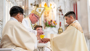 FOTOS | “Todo es don”: cuatro hombres son ordenados sacerdotes en Denver