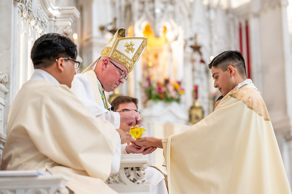 El arzobispo de Denver, James Golka, unge las manos del recién ordenado padre Daniel Rivas como parte de la liturgia de ordenación. (Foto de Daniel Petty/El Pueblo Católico)