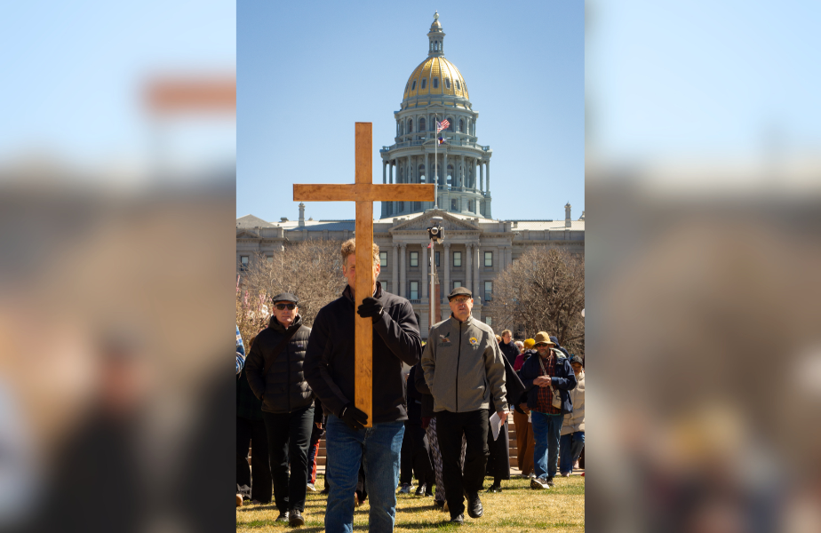 El arzobispo James Golka se unió a Comunión y Liberación, un movimiento laico católico, para un viacrucis de Viernes Santo en el centro de Denver. (Foto de Matt Walker/El Pueblo Católico)