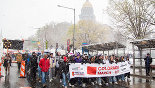 “El antídoto es el amor”: arzobispo James destaca testimonio de fe en Marcha por la Vida bajo la nieve en Colorado