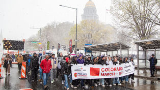 “El antídoto es el amor”: arzobispo James destaca testimonio de fe en Marcha por la Vida bajo la nieve en Colorado