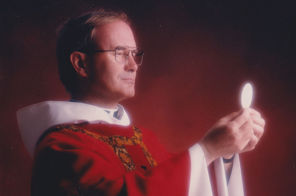 Sacerdote con túnica roja y blanca sostiene una hostia iluminada sobre fondo rojo; escena solemne y contemplativa.