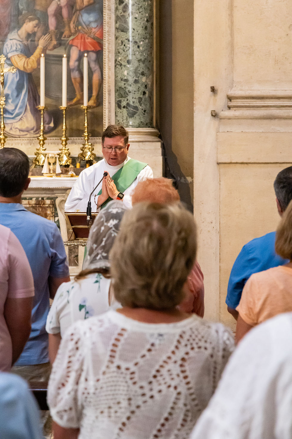 El diácono Matthew Brend proclama el Evangelio durante la Misa dominical en la Basílica de Santa María la Mayor en Roma. (Foto: André Escaleira, Jr./El Pueblo Católico)
