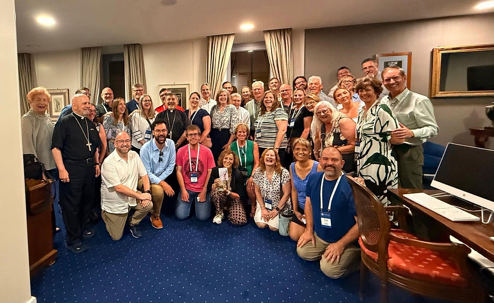 Los peregrinos se toman una última foto de grupo tras una cena de despedida, después de una semana de peregrinación por Roma. (Foto proporcionada)