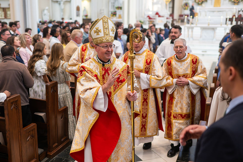 El arzobispo James Golka bendice a los feligreses durante la procesión de salida tras la misa del Domingo de Pascua en la Catedral Basílica de la Inmaculada Concepción en Denver. (Foto de Dan Petty/El Pueblo Católico)
