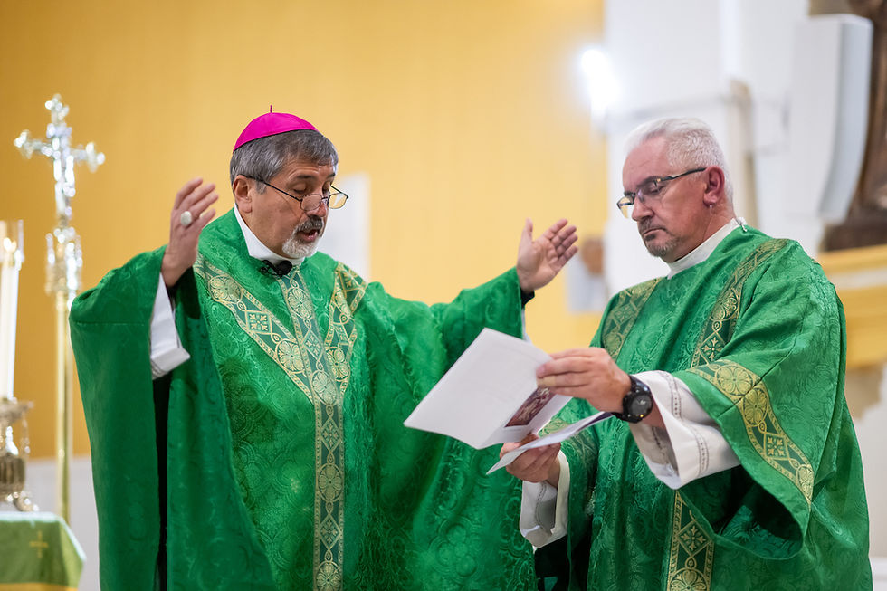 El obispo auxiliar de Denver, monseñor Jorge Rodríguez, ora durante la Misa arquidiocesana de aniversario de bodas en 2023. (Foto de Dan Petty/El Pueblo Católico).